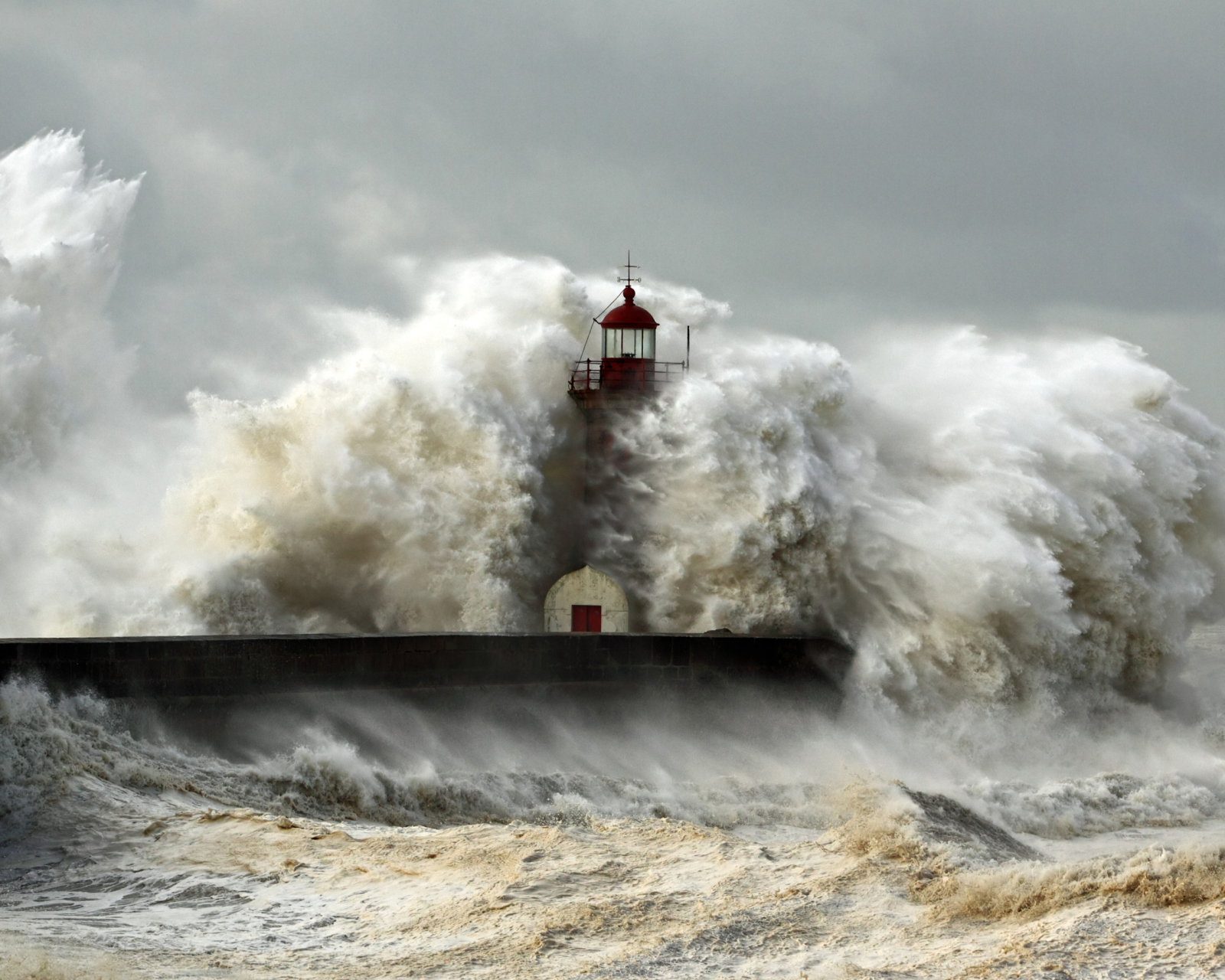 Das Lighthouse At Storm Wallpaper 1600x1280