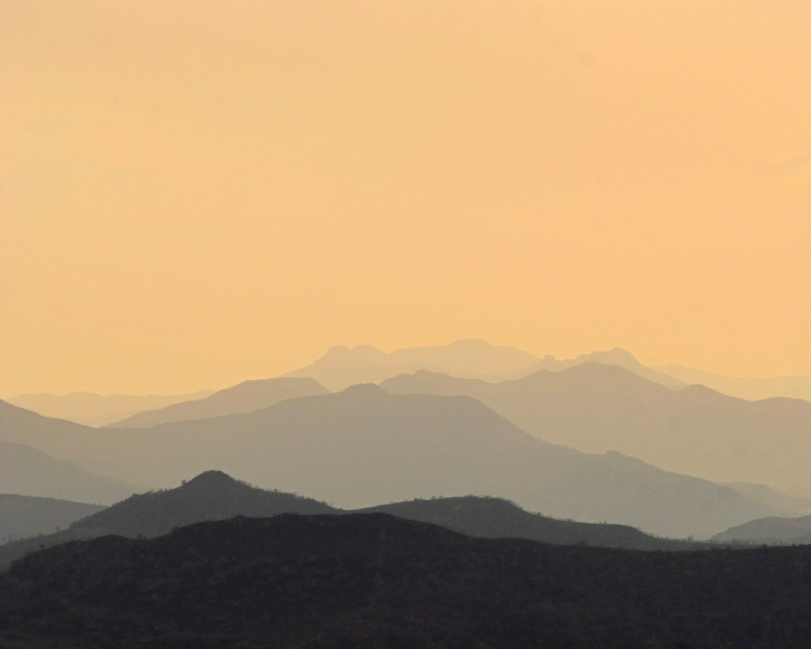 Fondo de pantalla Foggy Mountains 1600x1280