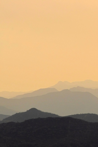 Fondo de pantalla Foggy Mountains 320x480