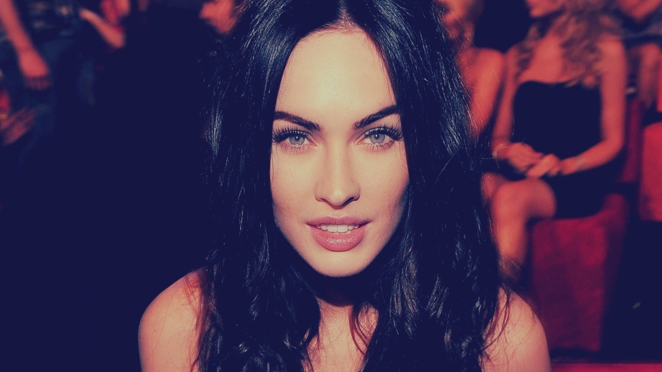 Das Megan Fox Portrait Wallpaper 1366x768