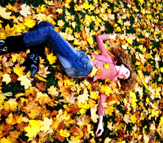 Kostenloses Autumn Girl Wallpaper für 1024x1024