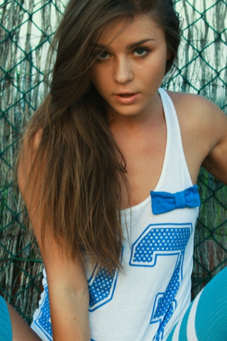 Sfondi Cute Brunette Model In Blue T-Shirt 320x480