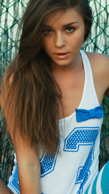 Screenshot №1 pro téma Cute Brunette Model In Blue T-Shirt 360x640