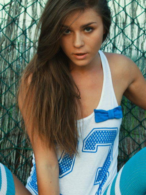 Sfondi Cute Brunette Model In Blue T-Shirt 480x640