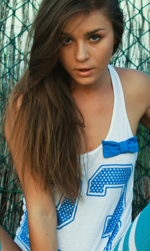 Screenshot №1 pro téma Cute Brunette Model In Blue T-Shirt 480x800