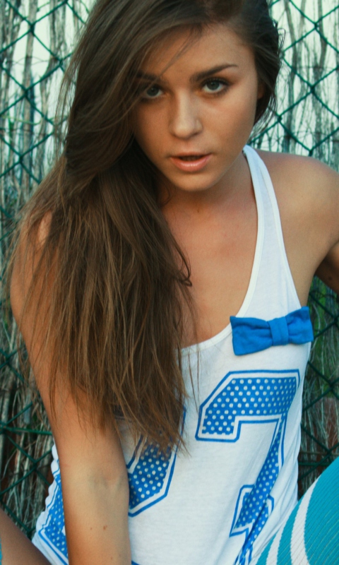 Fondo de pantalla Cute Brunette Model In Blue T-Shirt 480x800