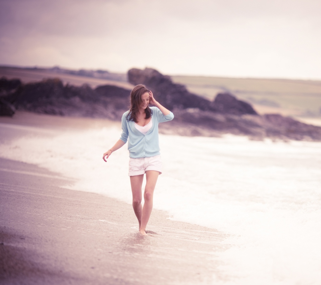 Fondo de pantalla Girl Walking On The Beach 1080x960