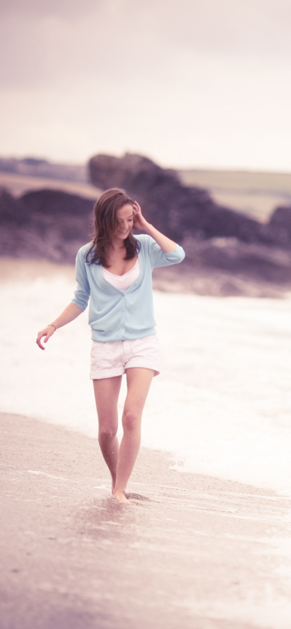 Girl Walking On The Beach screenshot #1 1170x2532