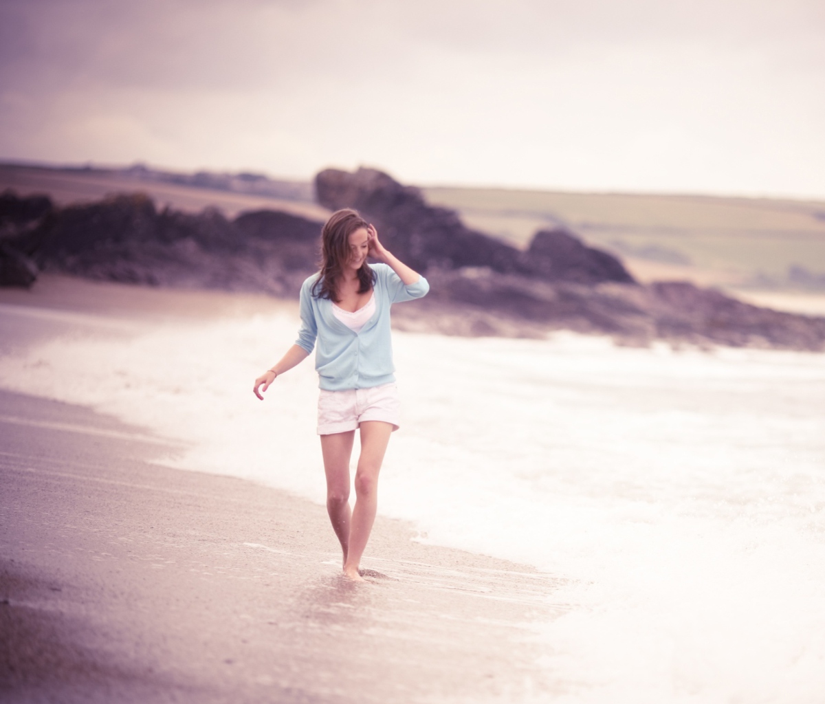 Das Girl Walking On The Beach Wallpaper 1200x1024