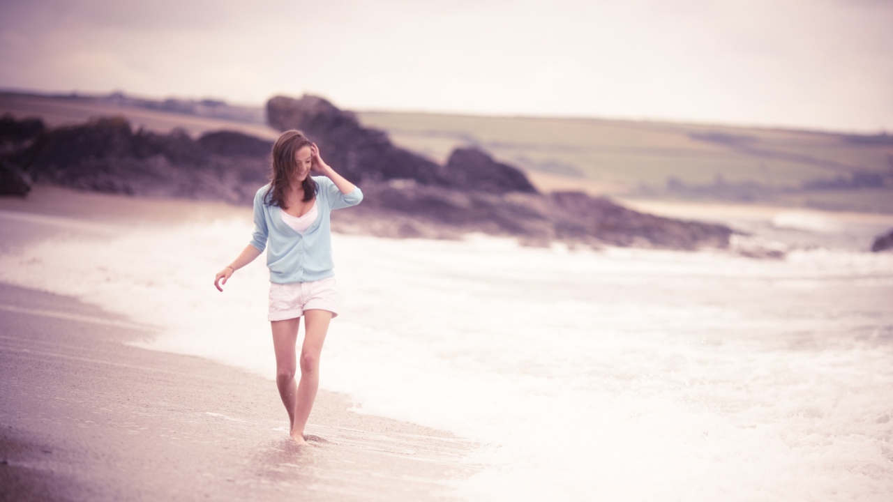 Fondo de pantalla Girl Walking On The Beach 1280x720