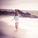 Fondo de pantalla Girl Walking On The Beach 128x128