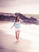 Das Girl Walking On The Beach Wallpaper 132x176