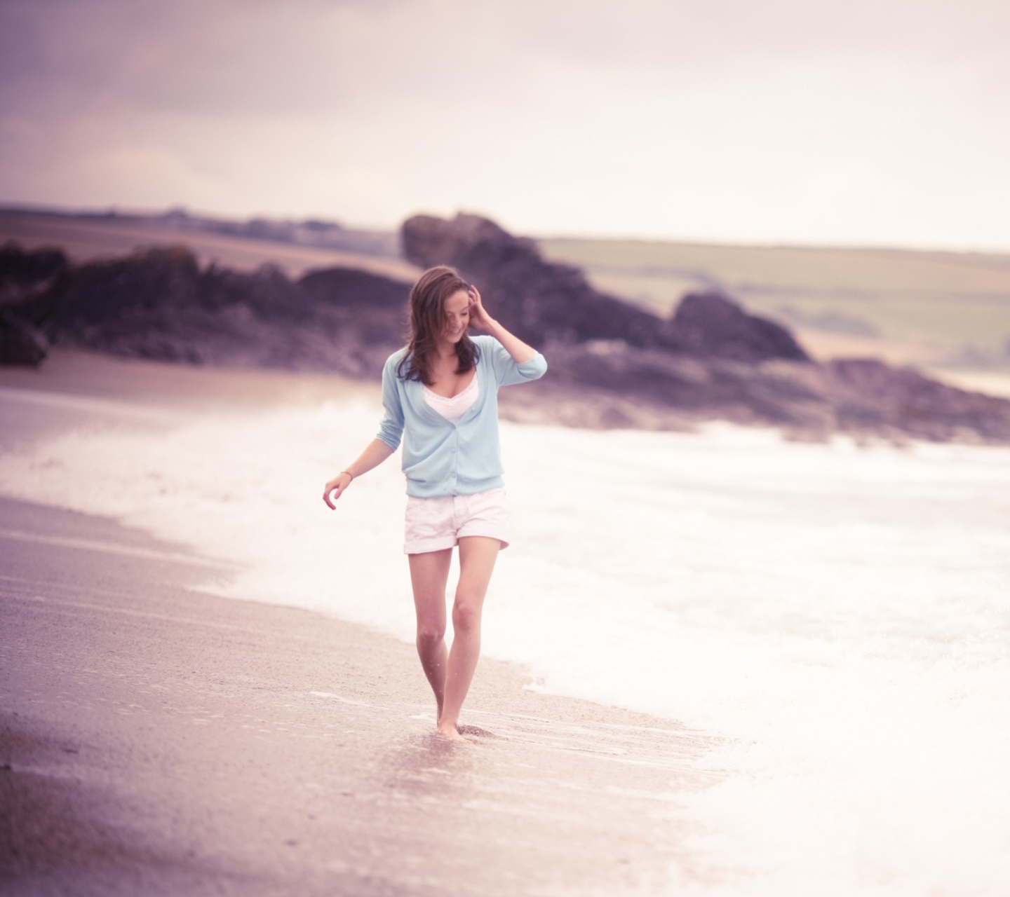 Fondo de pantalla Girl Walking On The Beach 1440x1280