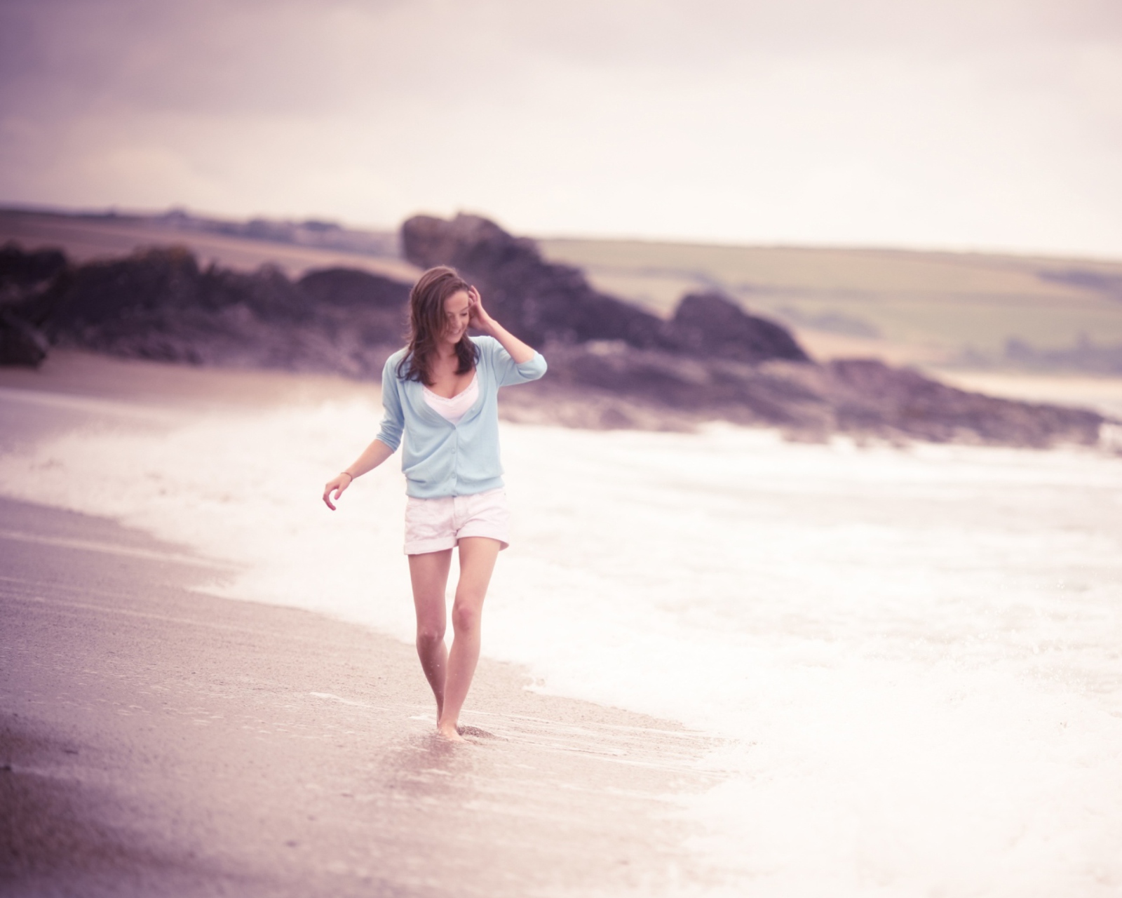 Sfondi Girl Walking On The Beach 1600x1280