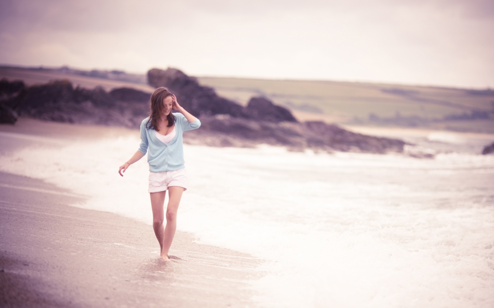 Screenshot №1 pro téma Girl Walking On The Beach 1680x1050