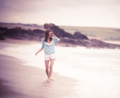 Das Girl Walking On The Beach Wallpaper 176x144
