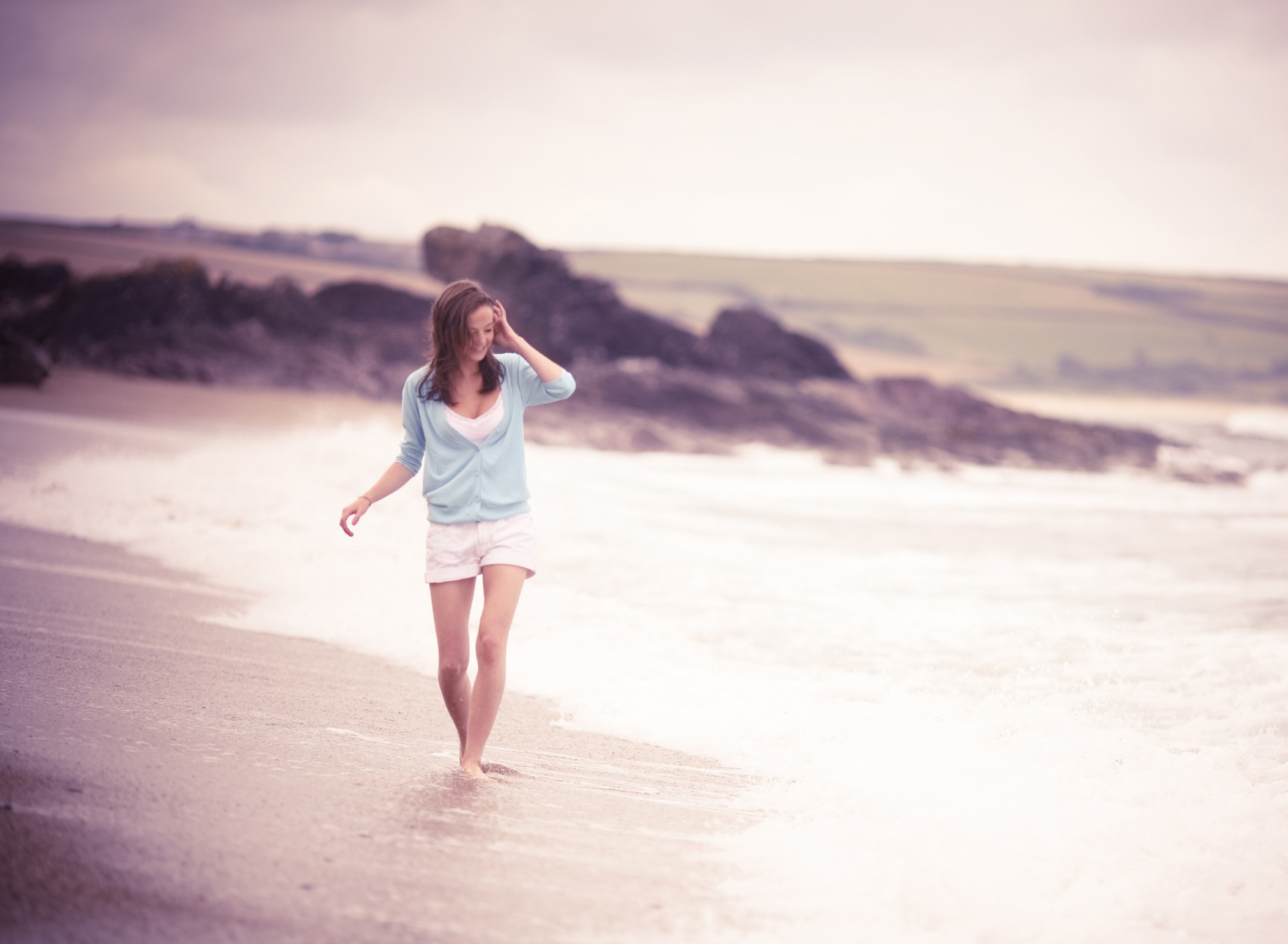 Fondo de pantalla Girl Walking On The Beach 1920x1408