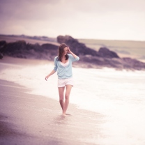 Das Girl Walking On The Beach Wallpaper 208x208
