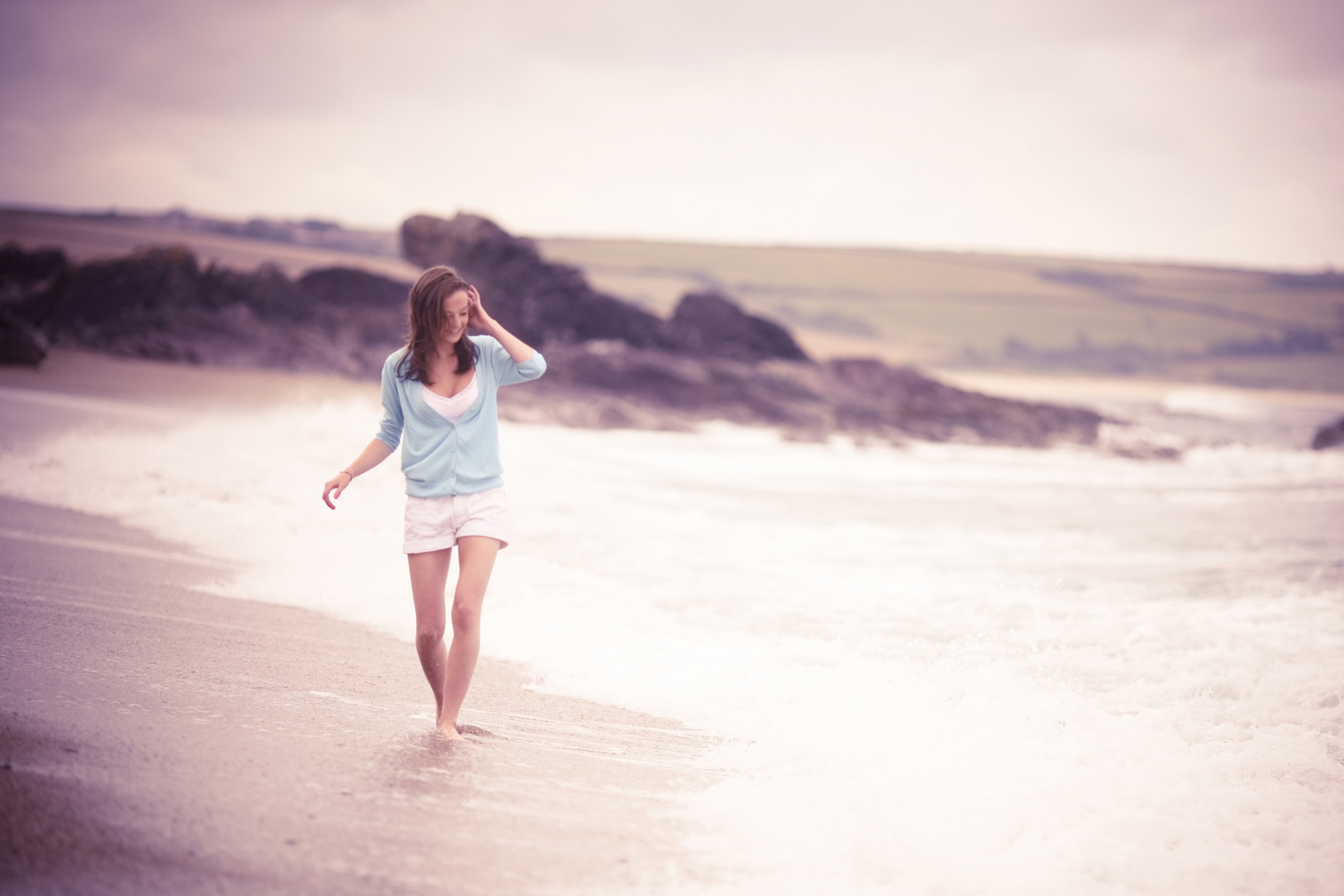 Fondo de pantalla Girl Walking On The Beach 2880x1920