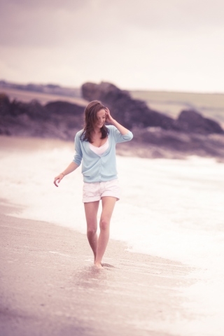Das Girl Walking On The Beach Wallpaper 320x480