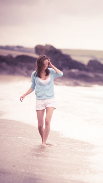 Das Girl Walking On The Beach Wallpaper 360x640
