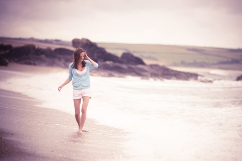 Das Girl Walking On The Beach Wallpaper 480x320