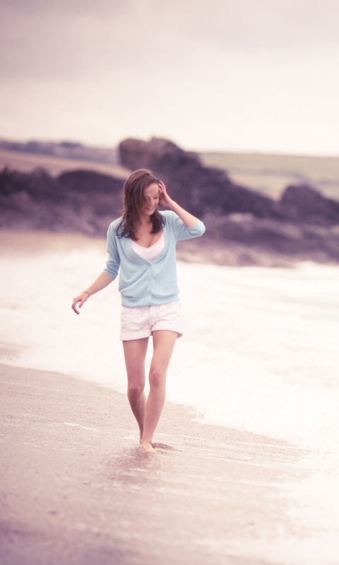 Das Girl Walking On The Beach Wallpaper 480x800