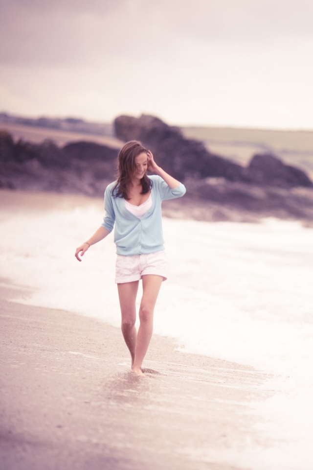 Fondo de pantalla Girl Walking On The Beach 640x960