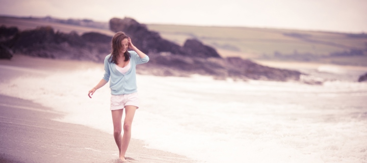 Fondo de pantalla Girl Walking On The Beach 720x320