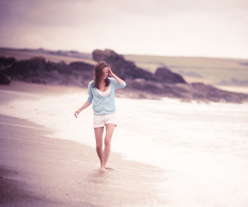 Das Girl Walking On The Beach Wallpaper 960x800