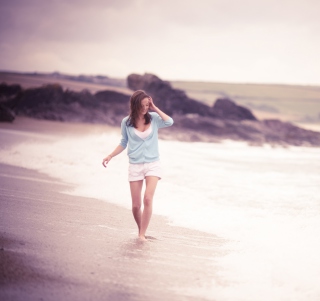 Kostenloses Girl Walking On The Beach Wallpaper für Samsung B159 Hero Plus