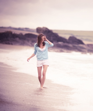 Kostenloses Girl Walking On The Beach Wallpaper für Nokia Lumia 925