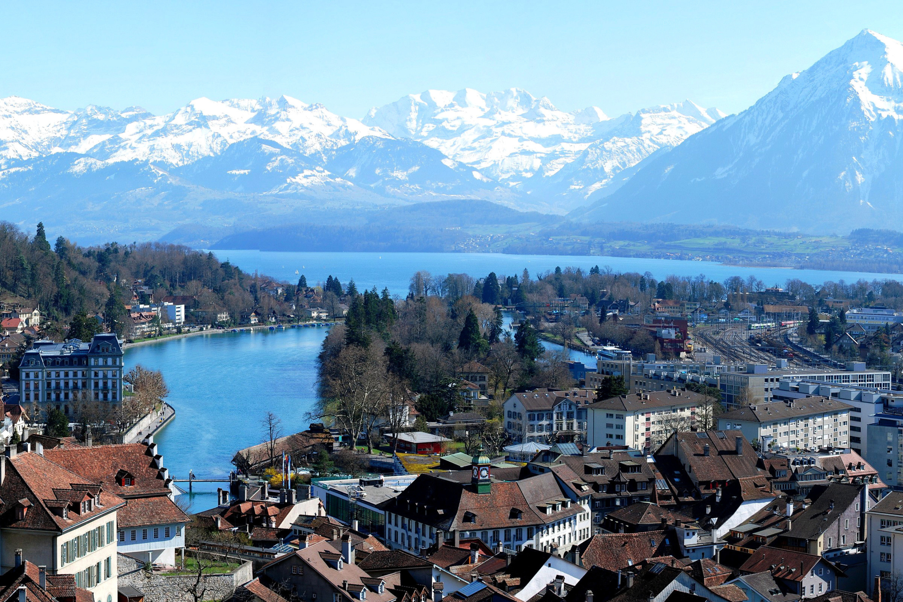 Город около гор. Берн Швейцария. Бёрн Оберланд Швейцария. Швейцария столица Берн. Столица Швейцарии Берн или Женева.