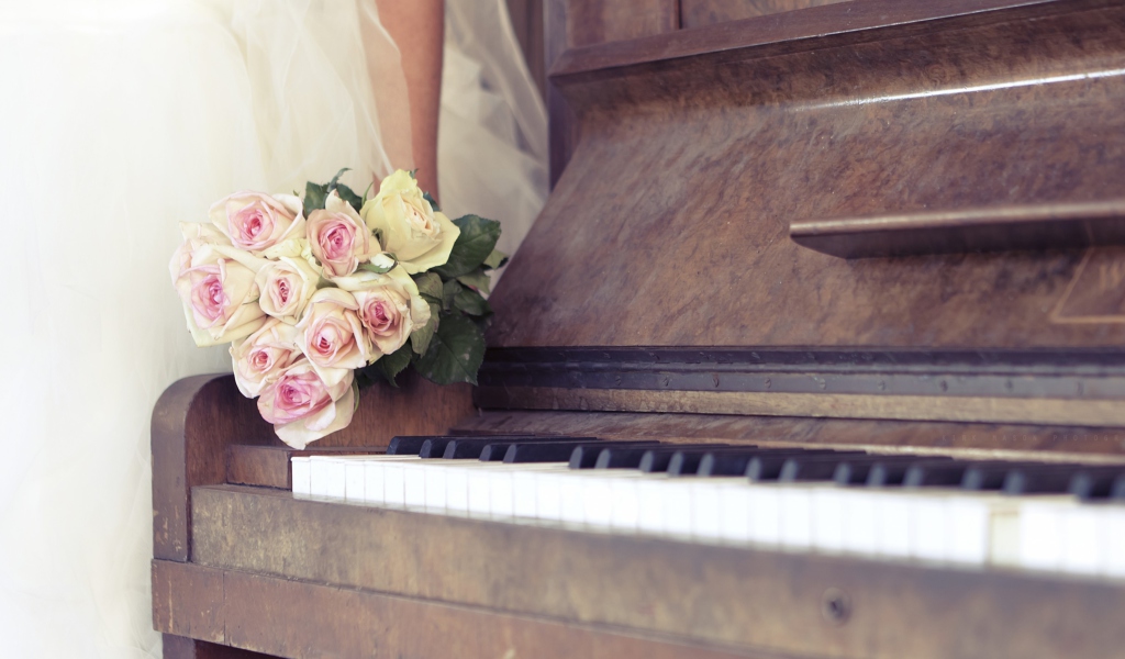 Das Beautiful Roses On Piano Wallpaper 1024x600