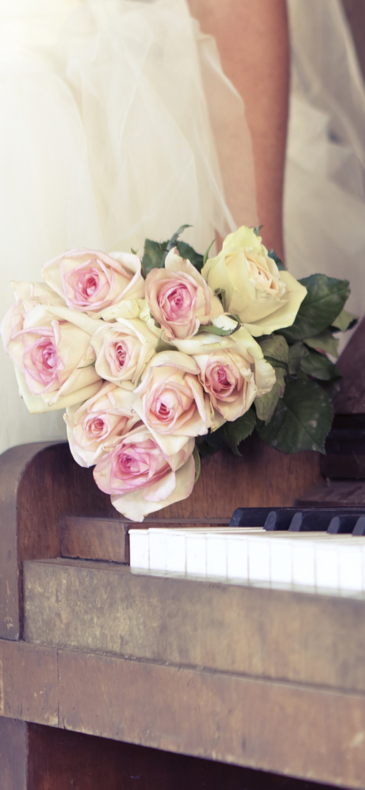 Beautiful Roses On Piano wallpaper 1170x2532