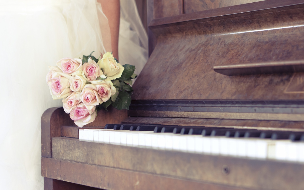 Beautiful Roses On Piano screenshot #1 1280x800