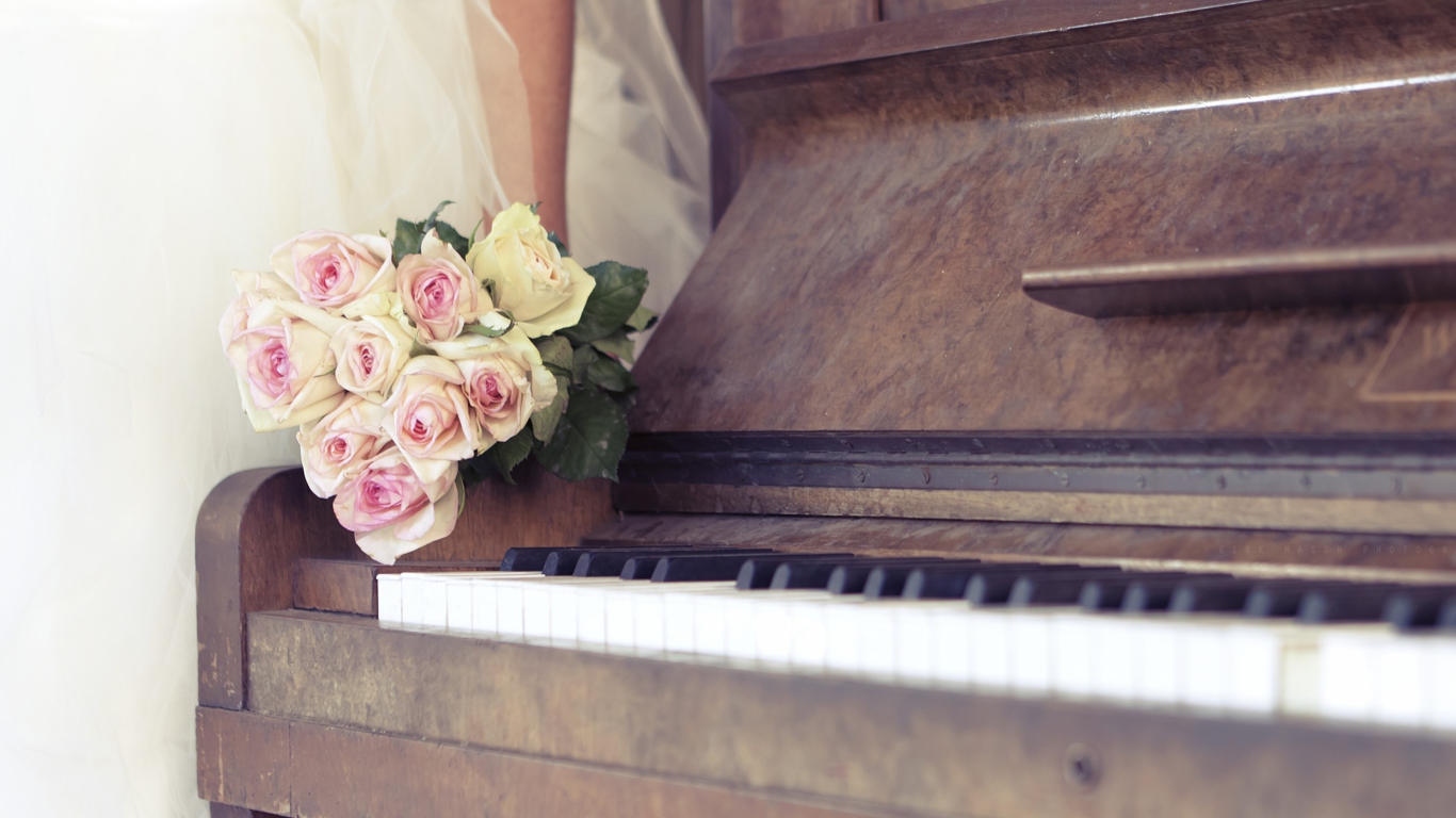 Обои Beautiful Roses On Piano 1366x768