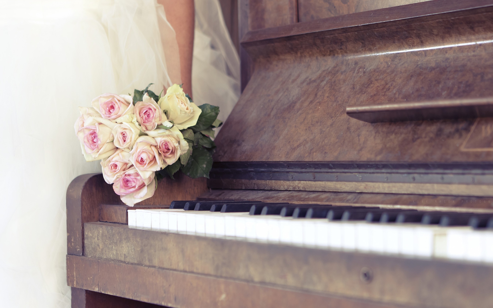 Sfondi Beautiful Roses On Piano 1920x1200