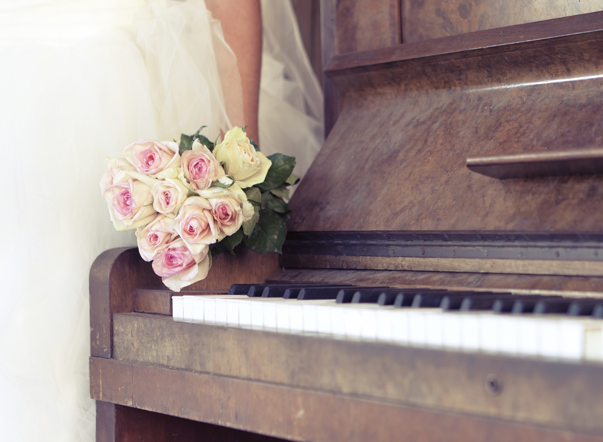 Обои Beautiful Roses On Piano 1920x1408