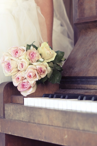 Screenshot №1 pro téma Beautiful Roses On Piano 320x480