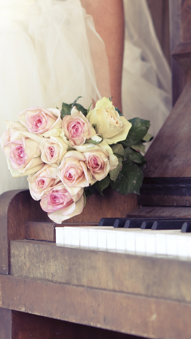 Beautiful Roses On Piano wallpaper 640x1136