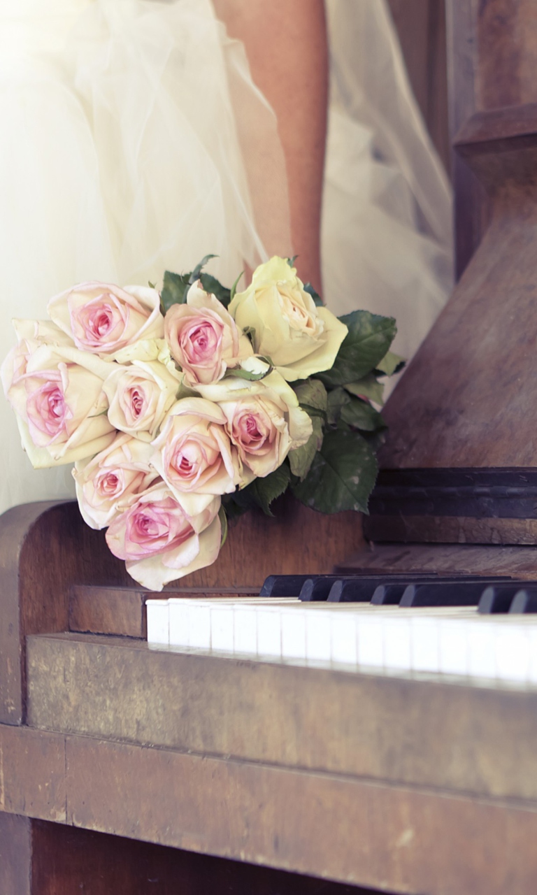 Обои Beautiful Roses On Piano 768x1280