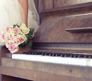 Beautiful Roses On Piano sfondi gratuiti per iPad mini