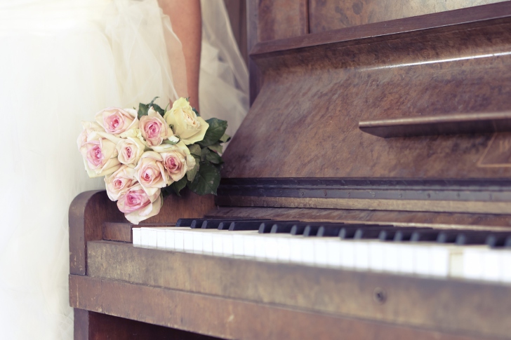 Das Beautiful Roses On Piano Wallpaper