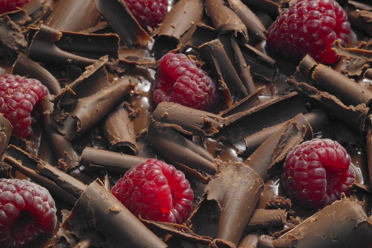 Chocolate Raspberry wallpaper