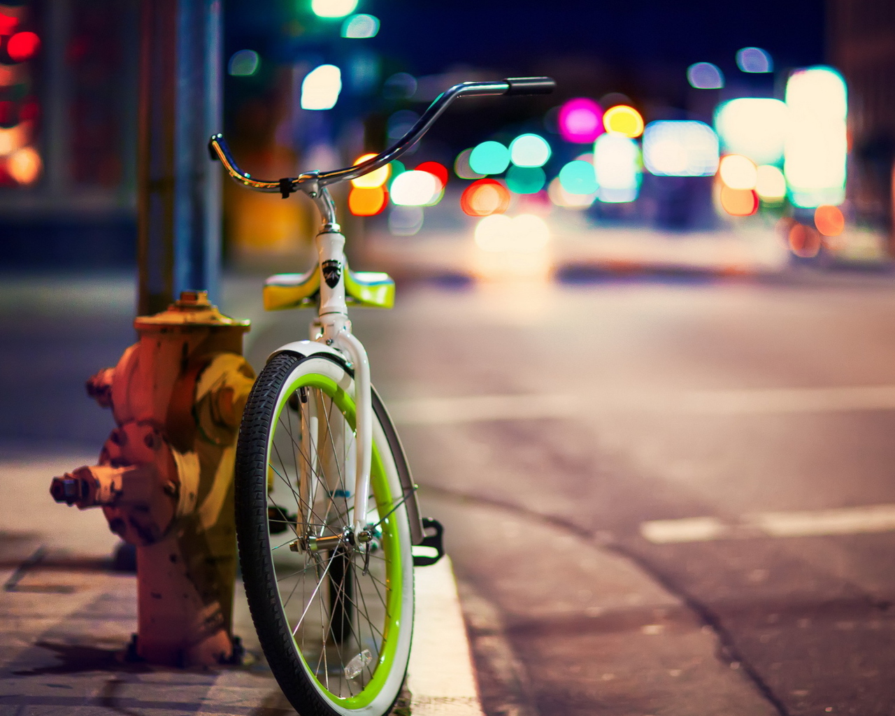 Green Bicycle In City Lights wallpaper 1280x1024
