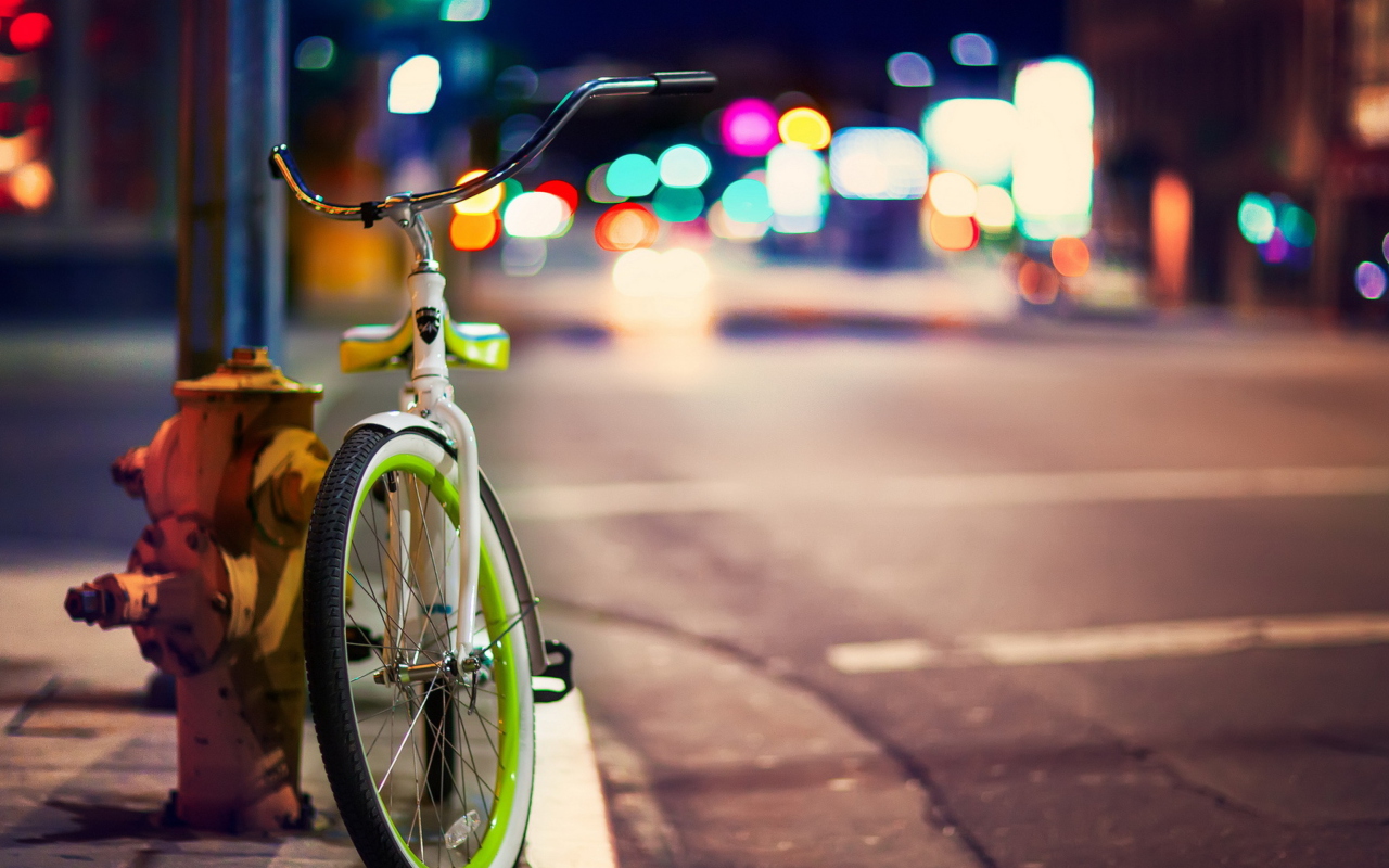 Fondo de pantalla Green Bicycle In City Lights 1280x800