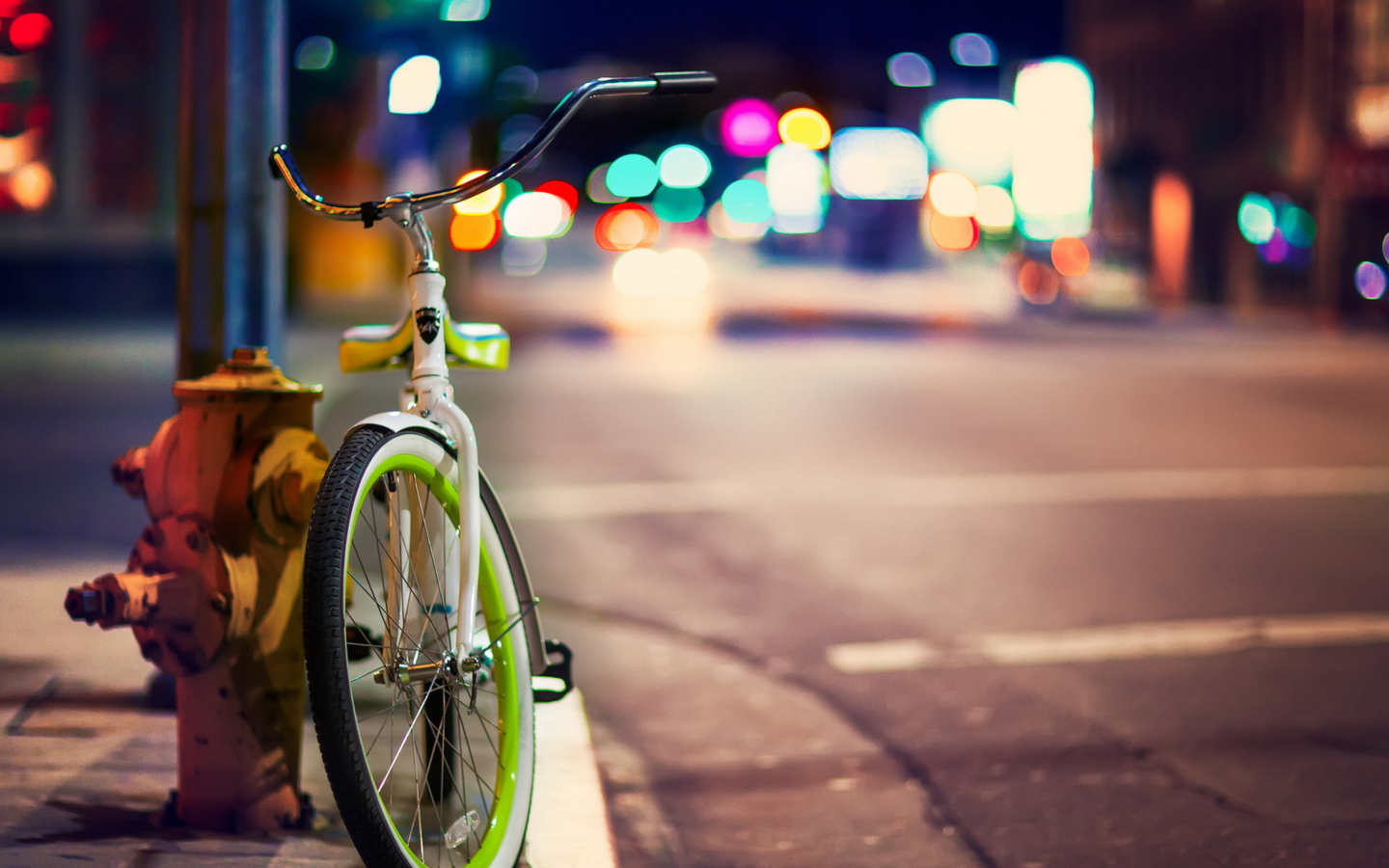 Green Bicycle In City Lights wallpaper 1440x900