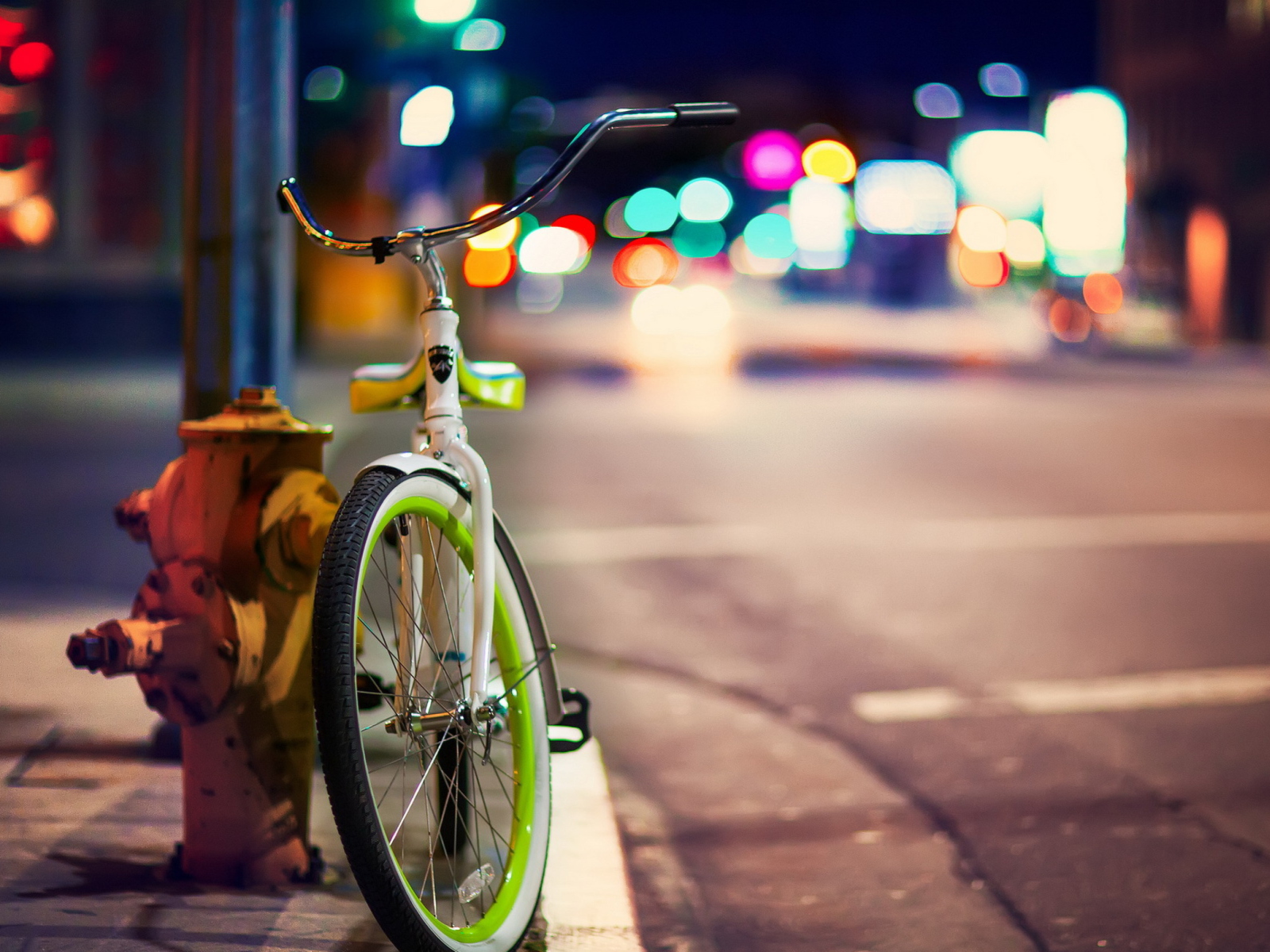 Green Bicycle In City Lights wallpaper 1600x1200