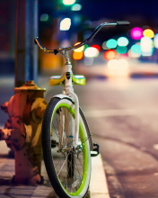 Fondo de pantalla Green Bicycle In City Lights 176x220